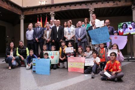 Imagen David Llorente muestra su medalla de subcampeón del Mundo a los miembros de la Corporación provincial