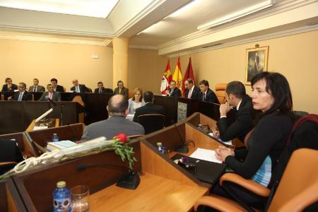 Imagen El pleno de la Diputación Provincial recuerda a Adolfo Suárez y al diputado provincial Alfredo Monjas