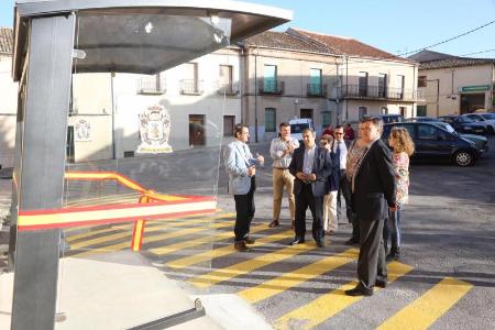 Imagen Los vecinos de Santa María la Real de Nieva cuentan ya con una marquesina de autobús