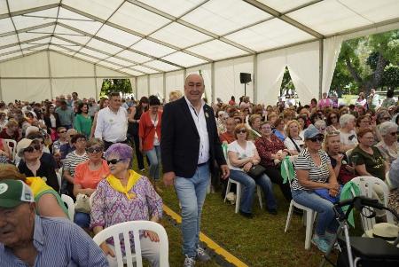 Imagen El tradicional encuentro de participantes de las Aulas Sociales y de Manualidades de la Diputación reúne a cerca de mil trescientas personas en el CSS La Fuencisla