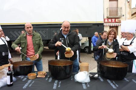 Imagen Cerca de ochocientas personas superan las expectativas en la caldereta de cordero, seña de identidad de Prádena, que ha protagonizado el tercer evento gastro-Km0 organizado por la Diputación