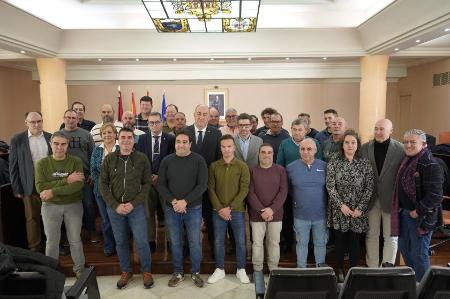 Imagen Miguel Ángel de Vicente preside la toma de posesión de veintidós peones auxiliares de carreteras como personal laboral de la Diputación